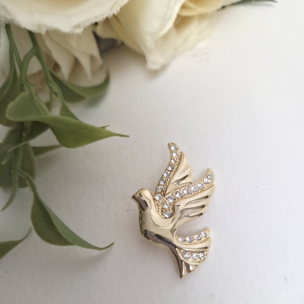 Monet Gold Tone Dove Brooch with Crystals. Monet Pigeon Golden with Rhinestones.